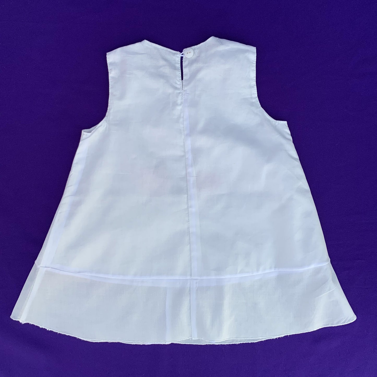 Parte trasera del vestido blanco confeccionado a mano en algodón por Tizor Ibiza