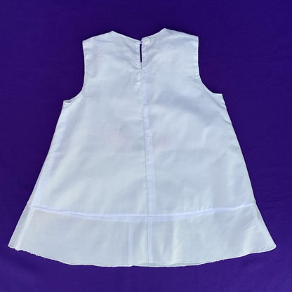 Parte trasera del vestido blanco confeccionado a mano en algodón por Tizor Ibiza