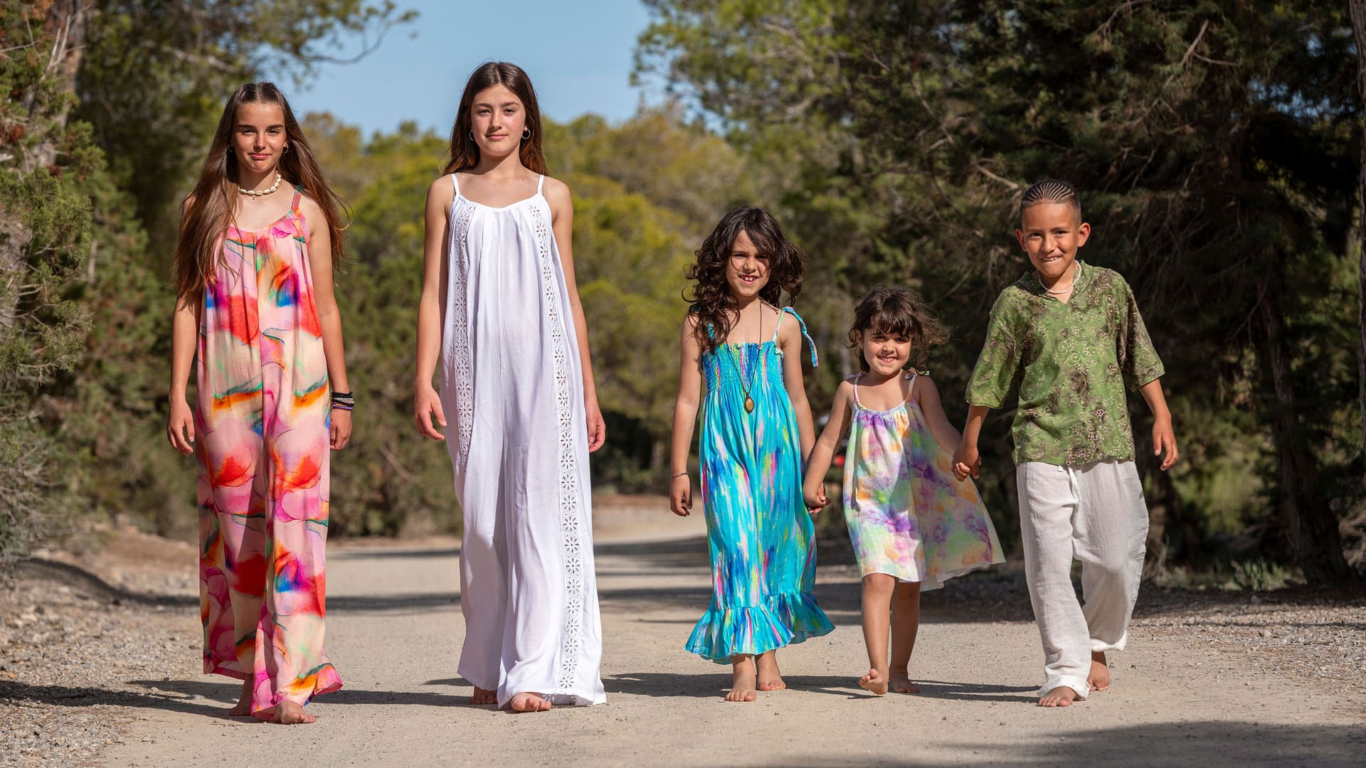 Cinco conjuntos de ropa infantil estilo ibicenco confeccionadas de manera artesanal porTizor Ibiza