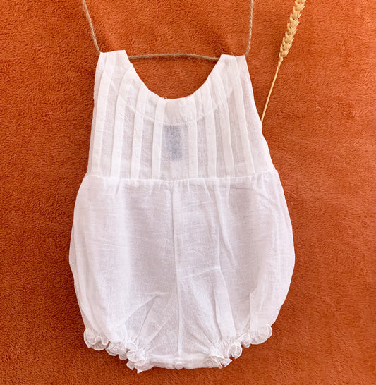 Pelele para bebés blanco de estilo ibicenco con fácil apertura para cambio de pañales