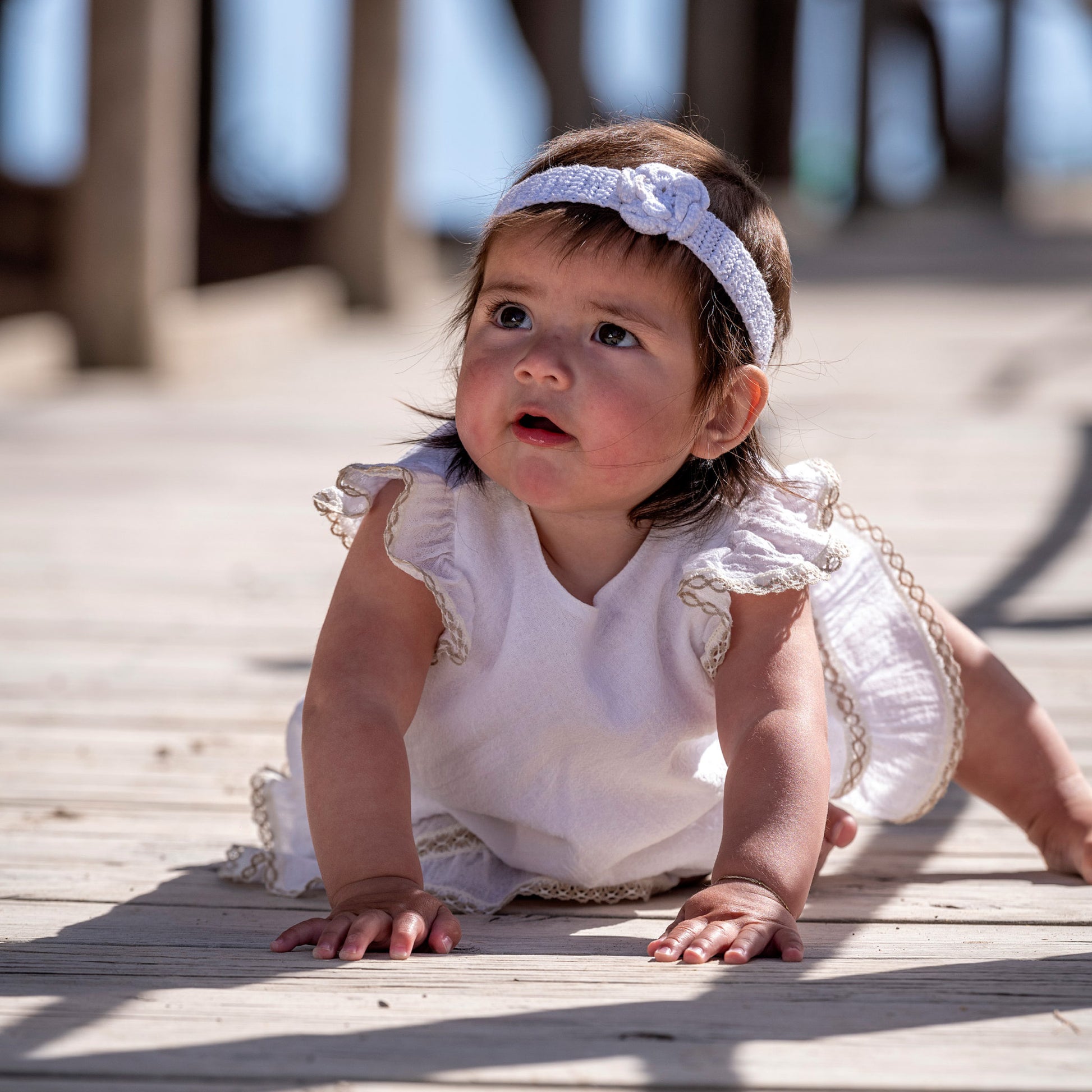 Elegante vestido blanco de estilo ibicenco con tallas para niñas y bebés, hecho en algodón y decorado con puntillas de algodón