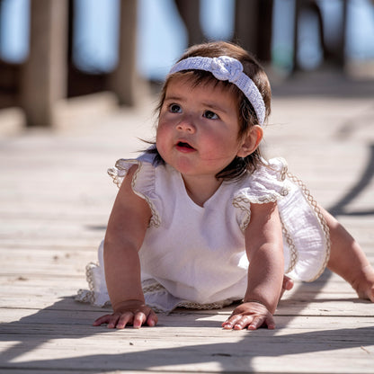 Elegante vestido blanco de estilo ibicenco con tallas para niñas y bebés, hecho en algodón y decorado con puntillas de algodón