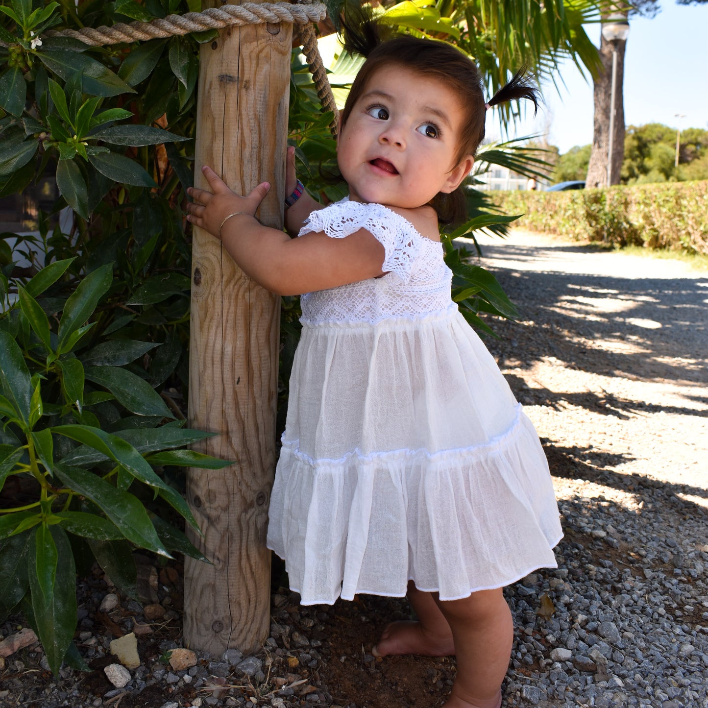 Vestido ibicenco para niña elaborado de manera artesanal. Compra online y envíos a toda Europa.