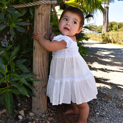 Vestido ibicenco para niña elaborado de manera artesanal. Compra online y envíos a toda Europa.