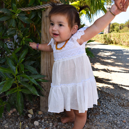 Vestido de puntillas de algodón para bebés estilo ibicenco. 