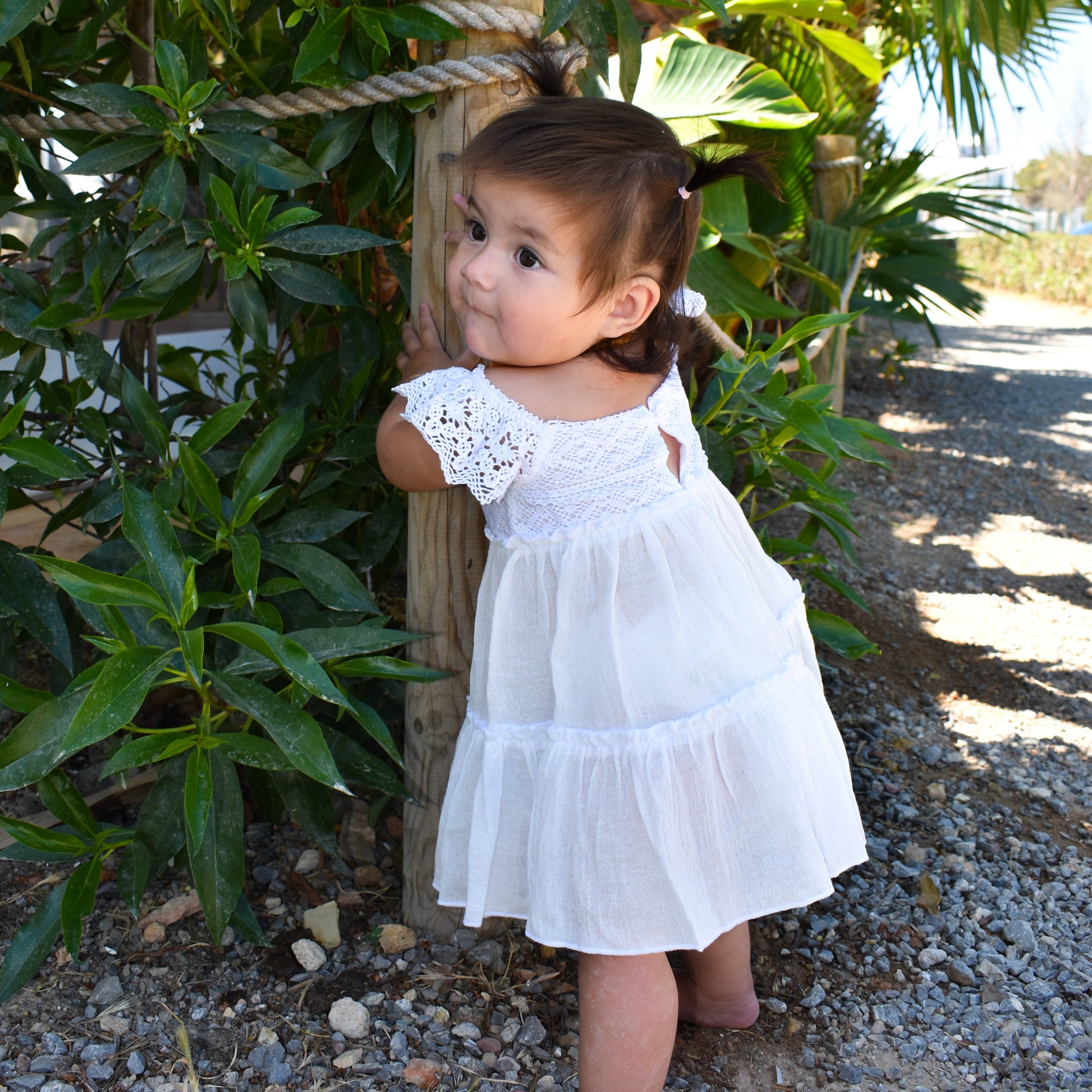 Compra online este bonito vestido blanco de la colección de moda infantil sostenible de Tizor Ibiza
