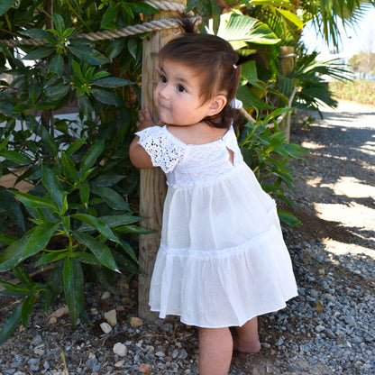 Compra online este bonito vestido blanco de la colección de moda infantil sostenible de Tizor Ibiza